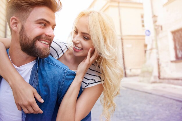 Man en vrouw in de stad