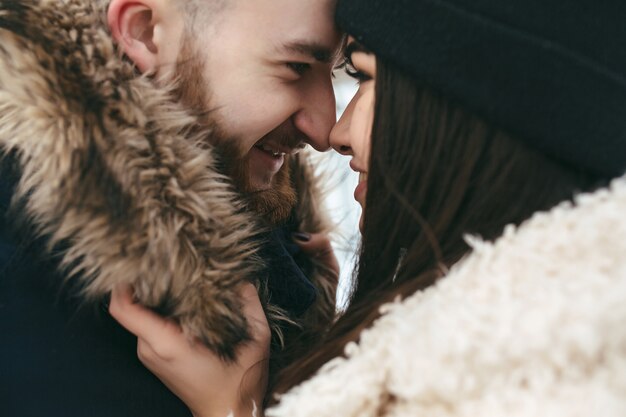 Man en vrouw in elkaars armen