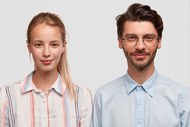 Man en vrouw in formele kleding poseren