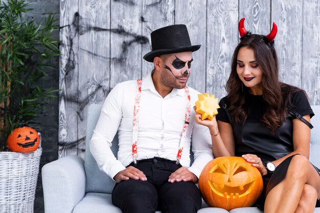 Man en vrouw in Halloween-kostuums