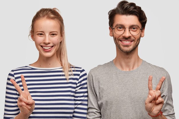 Man en vrouw in vrijetijdskleding poseren