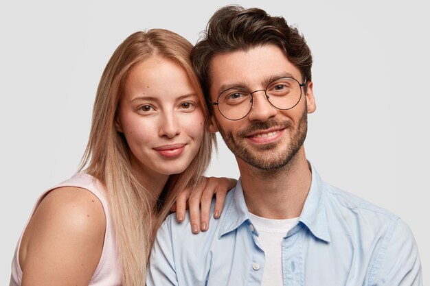 Man en vrouw in vrijetijdskleding poseren