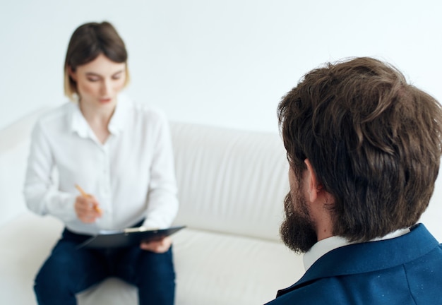 Man en vrouw interviewen baanpsychologie