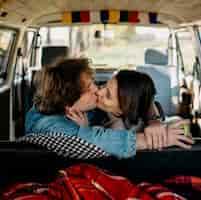 Gratis foto man en vrouw kussen in een busje