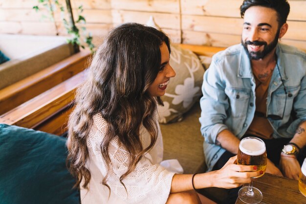 Man en vrouw lachen in bar