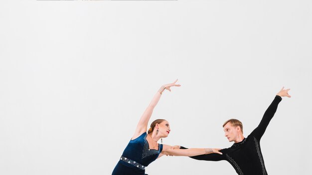 Man en vrouw leunend naar elkaar