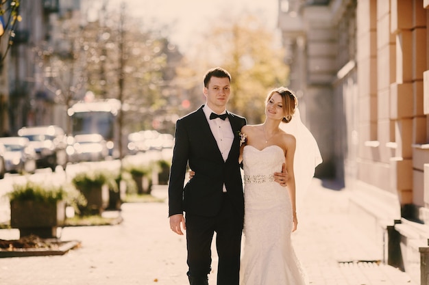 Man en vrouw lopen