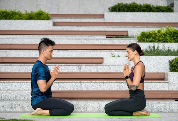 Man en vrouw mediteren tijdens het doen van yoga