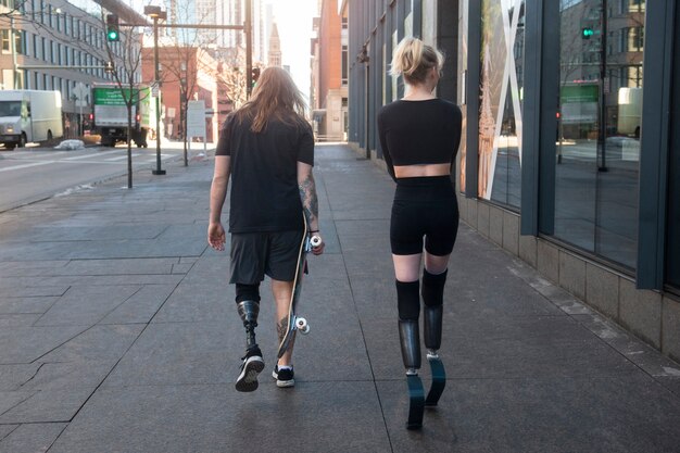 Man en vrouw met beenhandicap die in de stad trainen