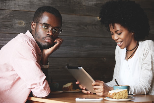 Man en vrouw met behulp van tablet in café