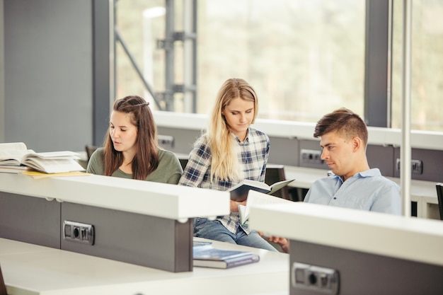 Gratis foto man en vrouw met boeken