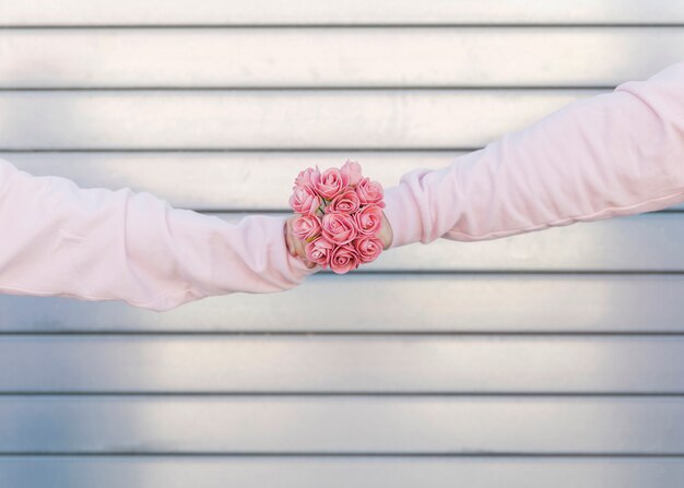 Man en vrouw met boeket bloemen