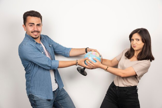 Man en vrouw met een wereldbol op wit.