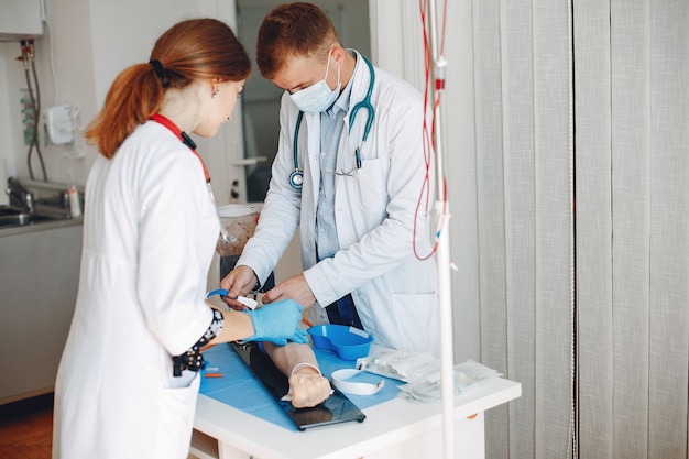 Gratis foto man en vrouw nemen bloed voor analyse