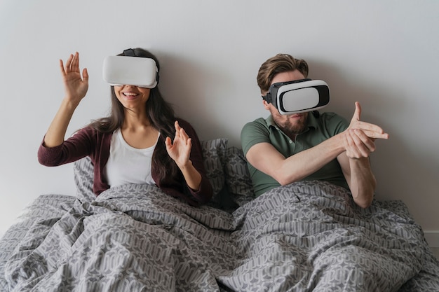 Man en vrouw plezier thuis spelen met virtual reality headset