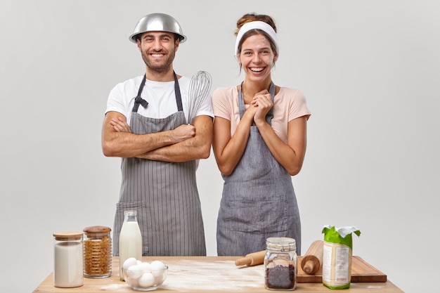 Man en vrouw poseren in de keuken en bereiden een smakelijk diner