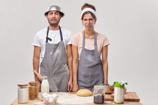 Man en vrouw poseren in de keuken en bereiden een smakelijk diner