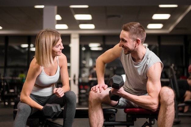 Man en vrouw samen uit te werken