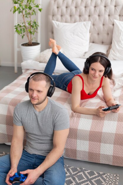 Man en vrouw spelen van videogames