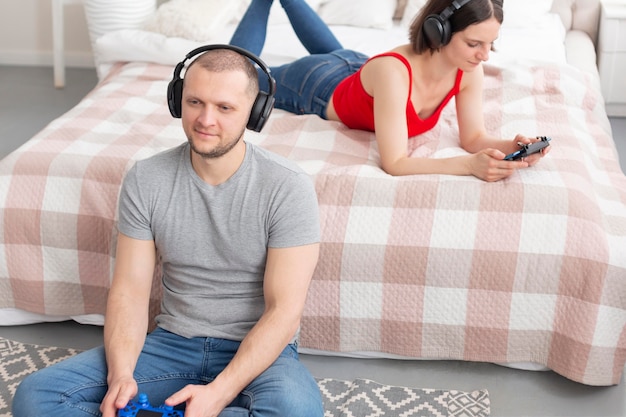 Man en vrouw spelen van videogames