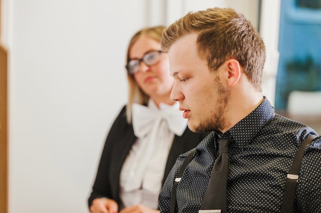 Gratis foto man en vrouw staan ​​wegkijken