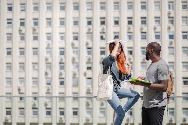 Gratis foto man en vrouw studenten samen