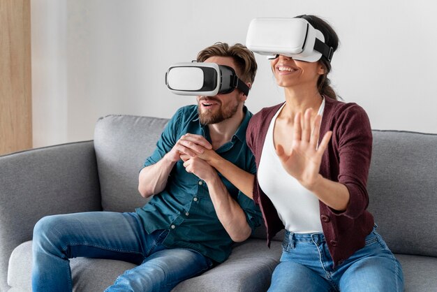 Man en vrouw thuis op de Bank met plezier met virtual reality headset