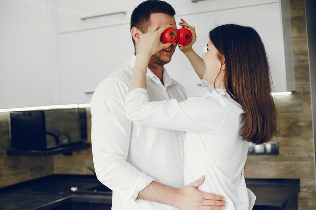 Man en vrouw thuis