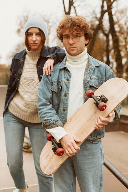 Man en vrouw tijd samen buiten doorbrengen met skateboards