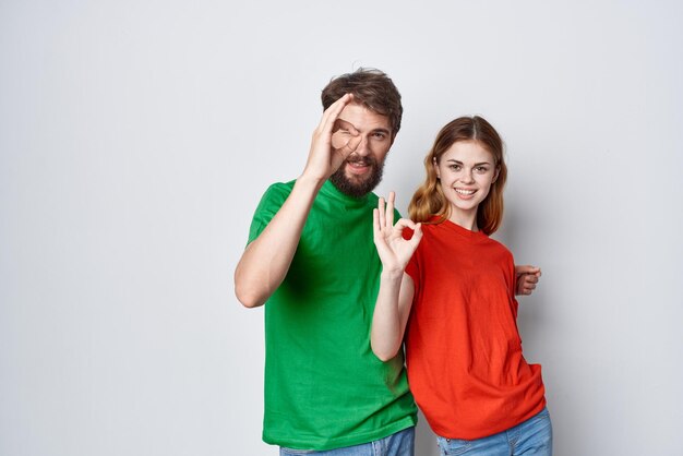 Man en vrouw veelkleurige tshirts communicatie ruzie geïsoleerde achtergrond