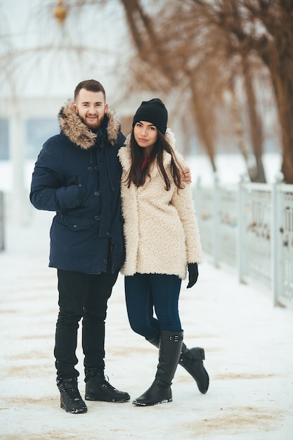 Man en vrouw wandelen in het winterpark