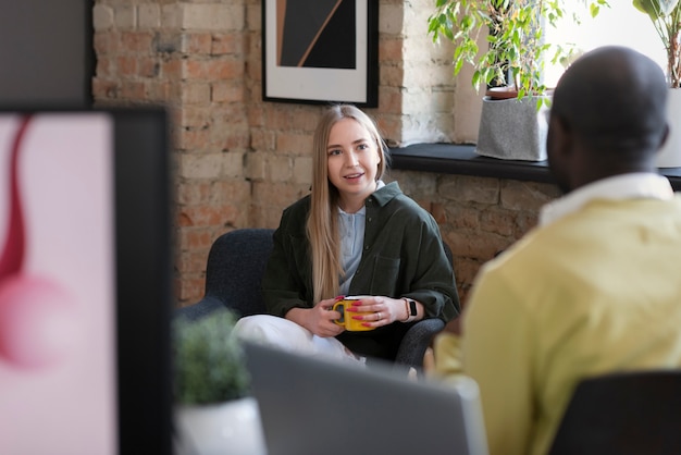 Gratis foto man en vrouw werken samen in een animatiestudio