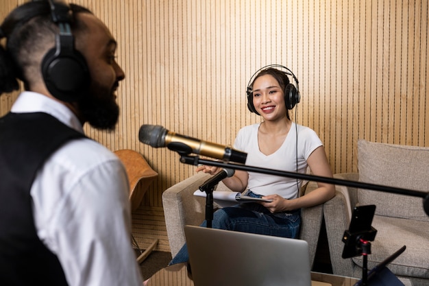 Man en vrouw zingen live op de radio