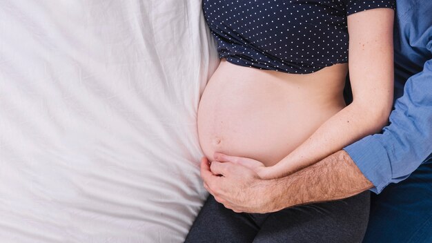 Man en zwangere vrouw op bed