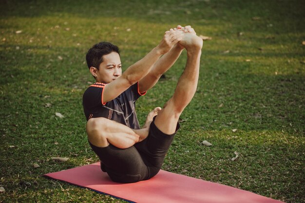 Gratis foto man expert in yoga