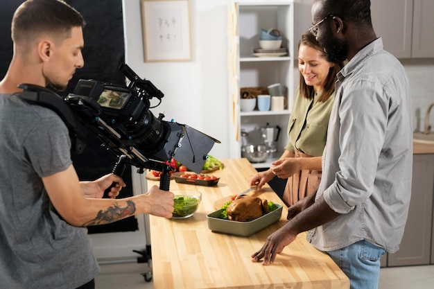 Man filmt met een professionele camera voor een nieuwe film