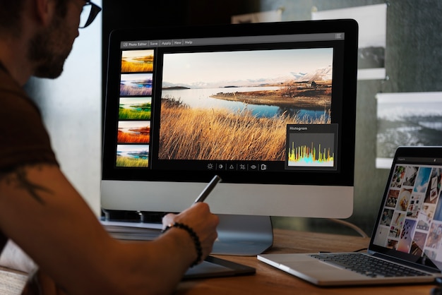 Man foto's bewerken op een computer