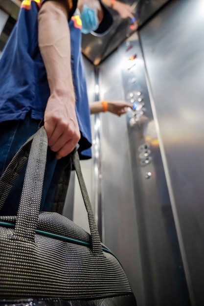 Man gaat op een veilige reis tijdens de pandemie