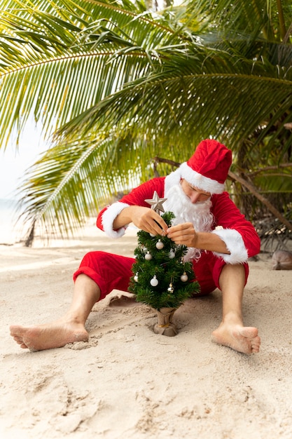 Man gekleed in de kerstman die kerst viert in juli