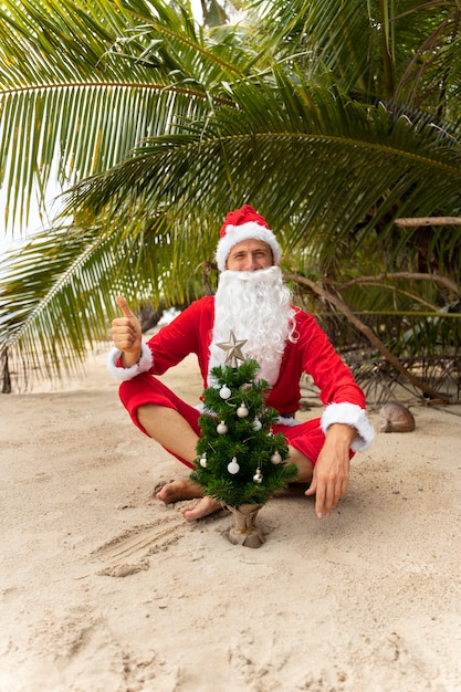 Man gekleed in de kerstman die kerst viert in juli