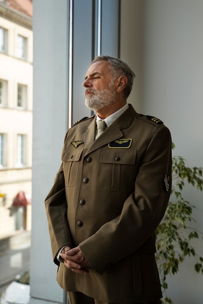 Man generaal in uniform zijaanzicht