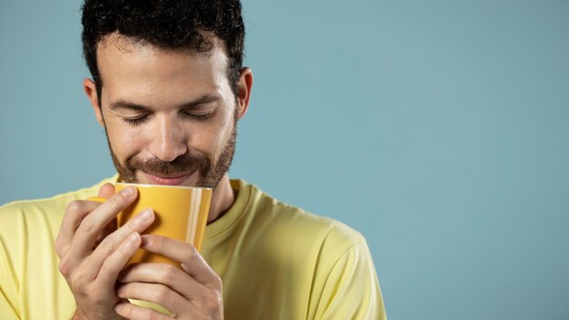 Man geniet van een kopje koffie