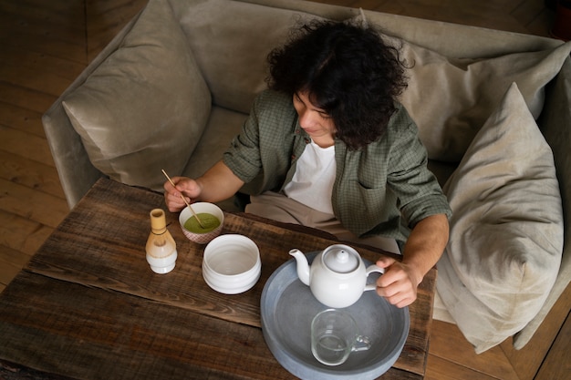 Gratis foto man geniet van een kopje matcha-thee