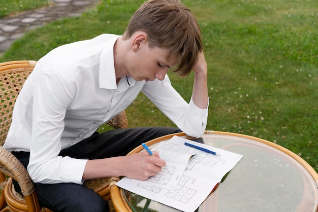 Man geniet van een sudoku-spel op papier