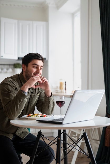 Man geniet van zijn virtuele date