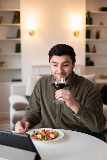 Man geniet van zijn virtuele date