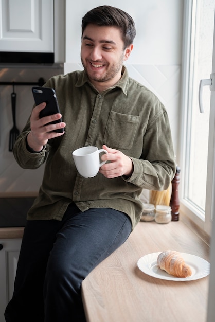 Man geniet van zijn virtuele date