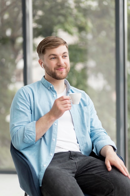 Gratis foto man genieten van koffie