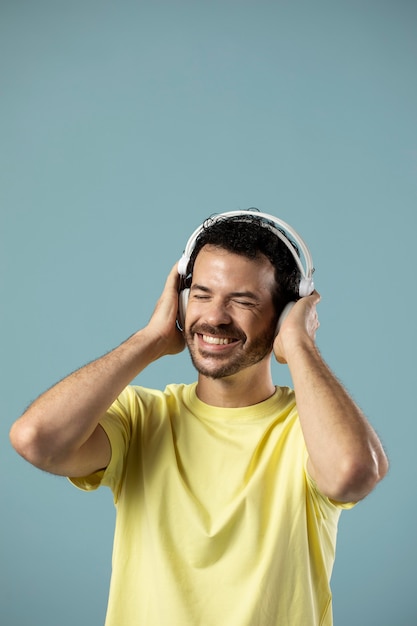 Man genieten van muziek op koptelefoon