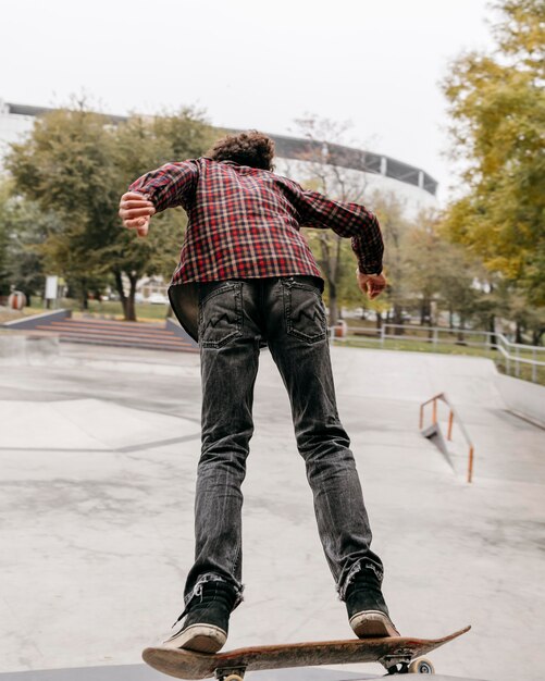 Man genieten van skateboarden buiten in het stadspark